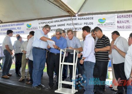 Ato marcou assinatura de contrato para 250 casas em Aral Moreira