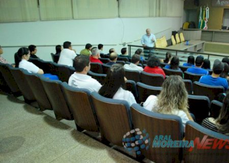 Palestra dá orientação sobre 'Educação Financeira' em Aral Moreira