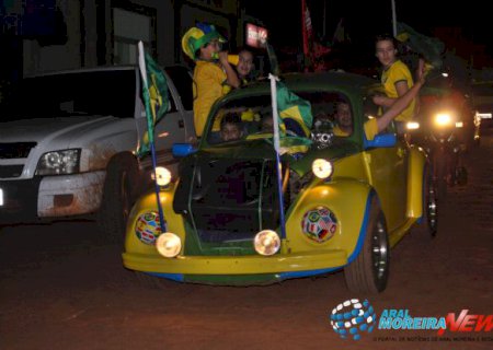 Após vitória da Seleção, torcedores invadem as ruas em Aral Moreira