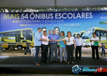 Aral Moreira recebe mais um ônibus para o transporte escolar