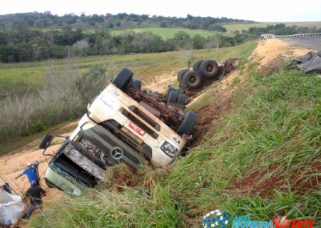 Carreta carregada de milho sai da pista e tomba em Aral Moreira