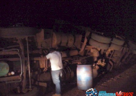 Mais uma carreta carregada com milho tomba em Aral Moreira