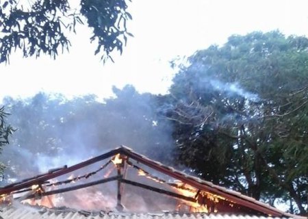 Incêndio destrói completamente residência em fazenda próximo a Aral Moreira