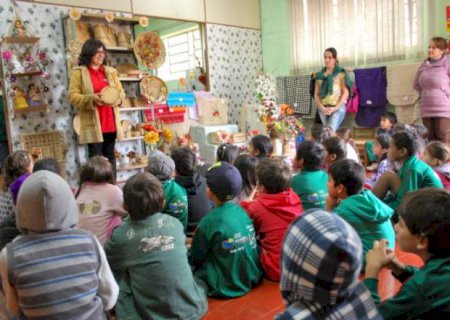 Alunos do 2º ano da escola Joaquim Moreira Lopes visita Casa do Artesão