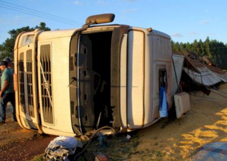 Carreta carregada de milho tomba próximo ao trevo em Aral Moreira
