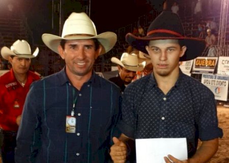 Peão de Aral Moreira é 4º na montaria em touros na Expobai