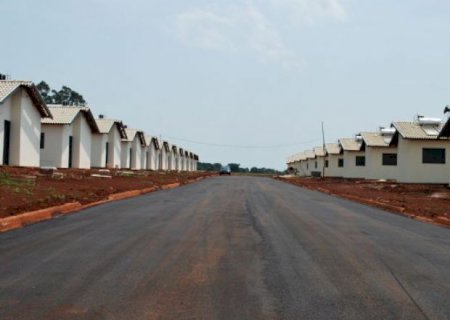 Novo conjunto habitacional já começa a receber asfalto em Aral Moreira