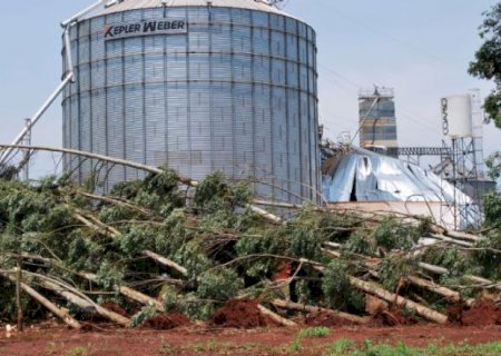 Temporal atinge distrito, provoca destruição e deixa cidade sem energia