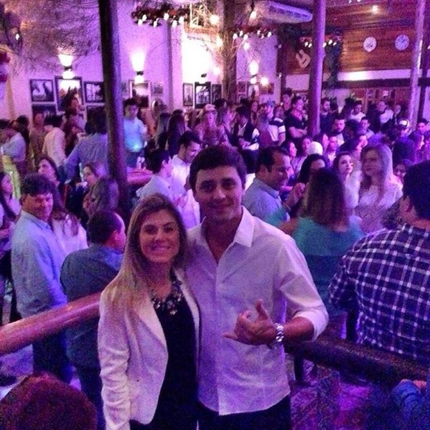Fael Cordeiro com a noiva, Cibele, em sua boate, Colt Pub (Foto: Reprodu&ccedil;&atilde;o/Instagram)