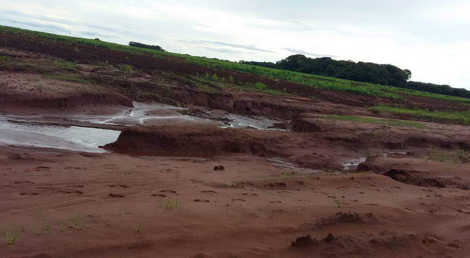 Estrada que demanda a Aldeia Guassuty. Fortes Chuvas destruiu grande parte das vias, o que dificultar&aacute; o escoamento da safra da soja este ano.