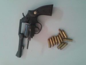 Arma apreendida em posse do acusado. Segundo a policia, a arma era utilizada para intimidar e manter as v&iacute;timas em c&aacute;rcere.