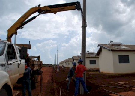 Novo conjunto habitacional já está recebendo postes da rede e calçamento