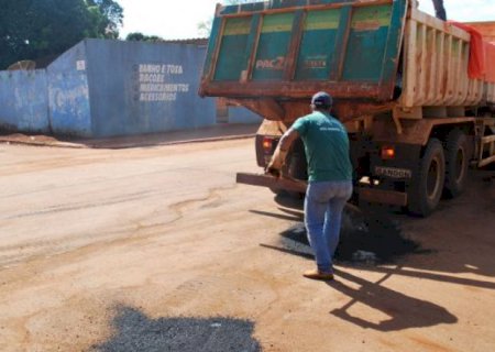 Secretaria de Obras aproveita tempo firme para fazer tapa-buracos