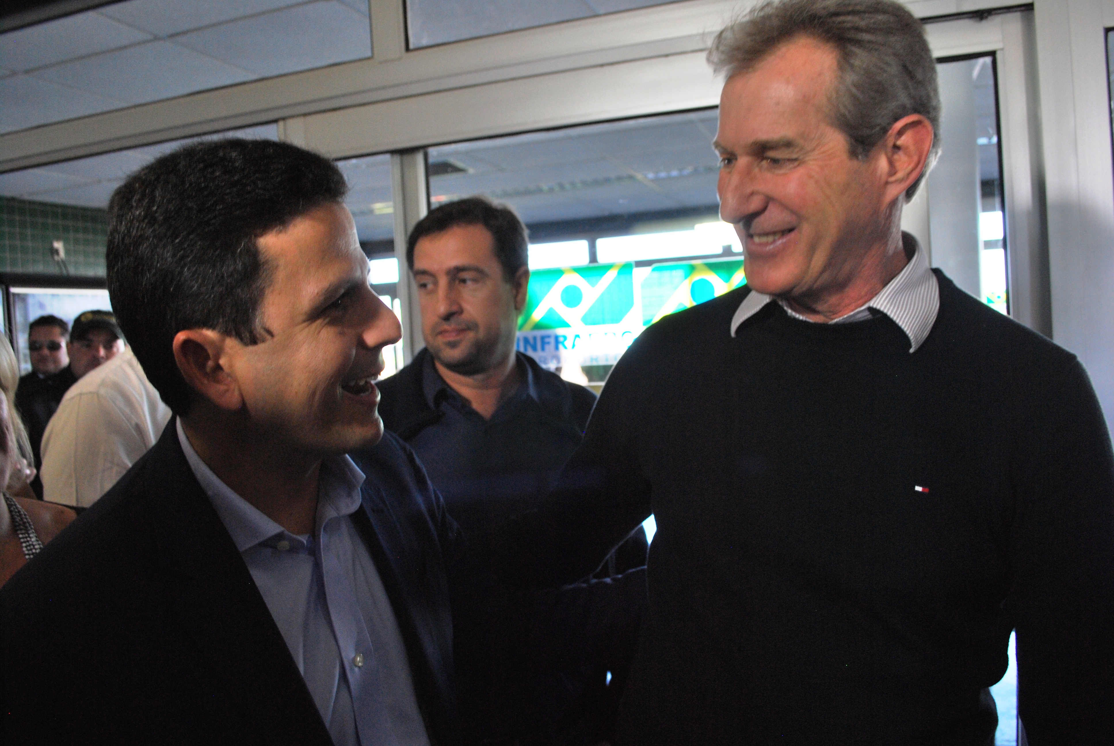 Prefeito Edson de David durante chegada do ministro em Ponta Por&atilde;. (Foto: Joelso Gon&ccedil;alves/ Aral Moreira News)