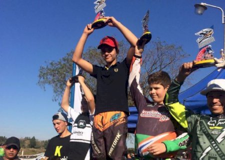 Pilotos de Aral Moreira são destaques em prova de velocross em Capitan Bado
