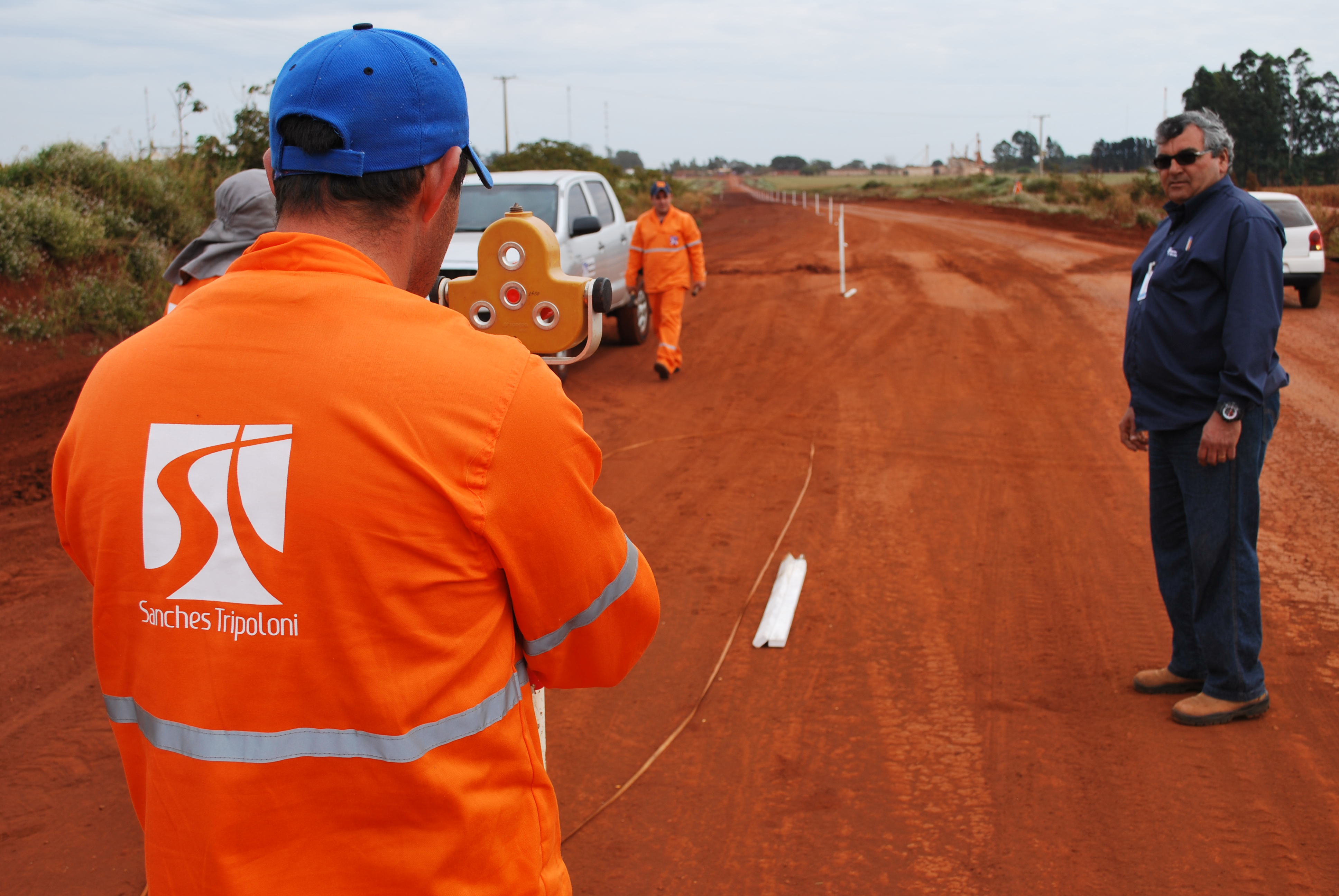 Oper&aacute;rios realizando a demarca&ccedil;&atilde;o do trecho para iniciar a terraplanagem.