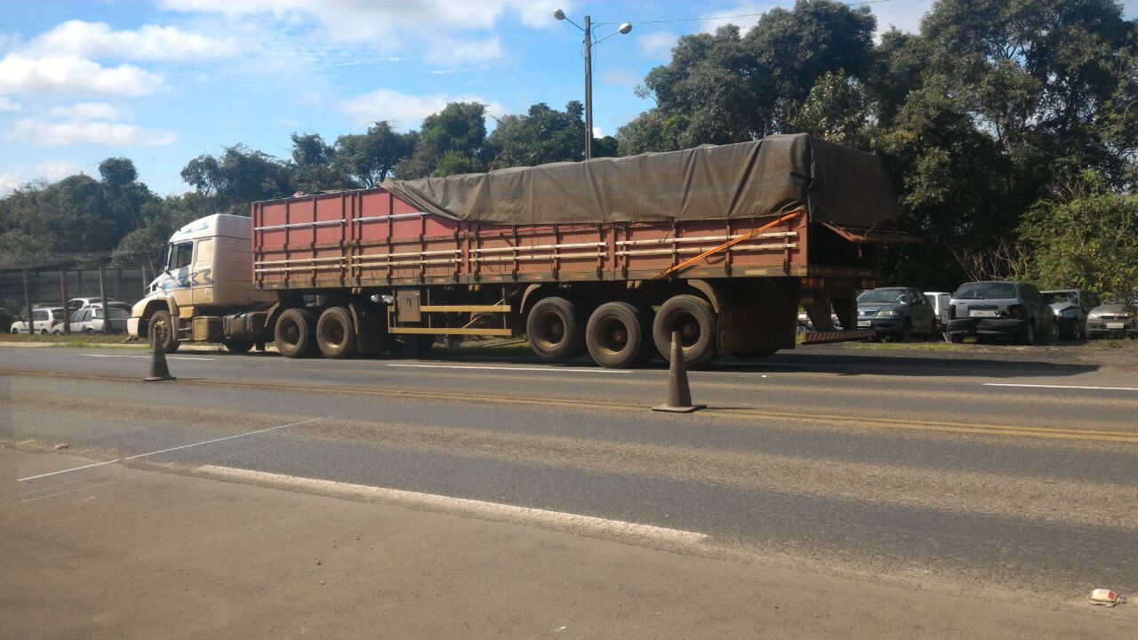Os tabletes de coca&iacute;na estavam escondidos em um fundo falso, dentro da cabine do caminh&atilde;o. (Foto: Divulga&ccedil;&atilde;o/ PRF)