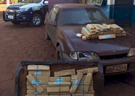 Após desobedecer ordem de parada, condutor abandona veículo com maconha em Aral Moreira