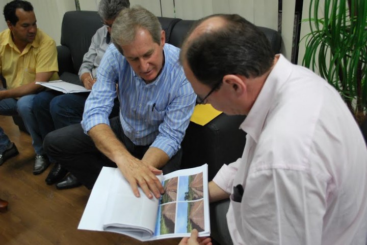 Secret&aacute;rio Marcelo Miglioli esbo&ccedil;ando o levantamento fotogr&aacute;fico apresentado, &agrave; &eacute;poca, pelas autoridades do munic&iacute;pio sobre a situa&ccedil;&atilde;o da rodovia estadual. (Foto: Joelso Gon&ccedil;alves/ Not&iacute;cias do MS)
