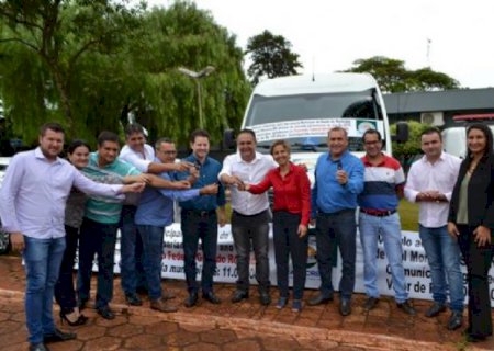 Vereadores entregam veículos para atender a saúde de Aral Moreira