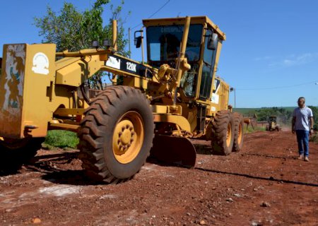 Com a estiagem, Prefeitura intensifica patrolamento no município