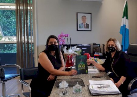 Em audiência na SED, Professora Verinha busca melhorias para educação do município