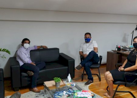 Alexandrino Garcia busca recursos para mais asfalto no Bairro Satélite