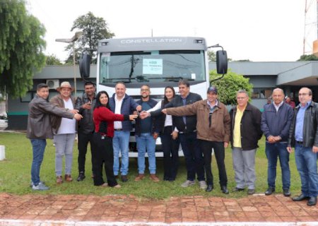 Prefeitura entrega caminhão para atender a Secretaria de Obras
