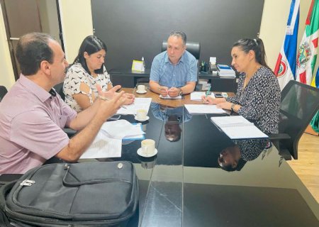 Prefeito Alexandrino Garcia se reúne com equipe da Educação para avaliar ações e traçar metas para o ano letivo de 2023