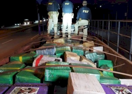 Carreta carregada com armas e mais de 26 toneladas de maconha é apreendida na MS-295