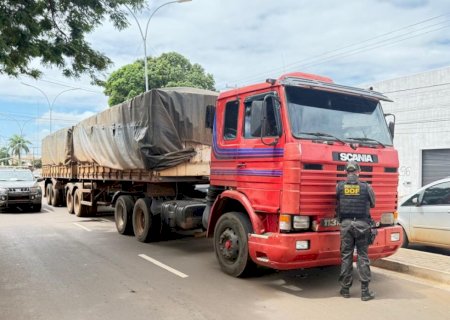 Carreta com 200 pneus contrabandeados é apreendida na MS-156 e motorista vai preso