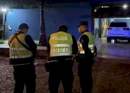Grupo armado invade imóvel, mata brasileira e sequestra marido na fronteira